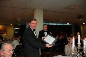 Mr. Martin te Dorsthorst, general manager of Sun Microsystems NL, presents a letter of appreciation from Voogt for hosting the AFCEA Hague Chapter Annual Dinner 2006 and for his presentation on Sun Microsystems.